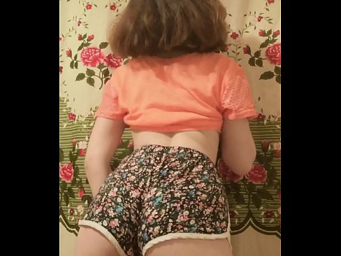 ❤️ 性感的年轻宝贝在镜头前脱下她的短裤 ️❌ Russian porn