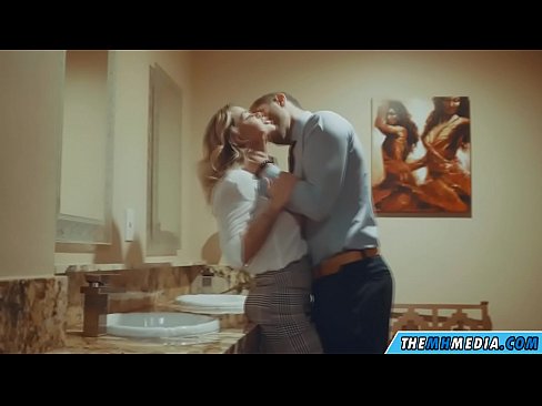 ❤️ 当一个胸大无脑的金发女郎在公共厕所里勾引你时 ️❌ Russian porn